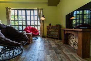 TV a/nebo společenská místnost v ubytování Forest B&B