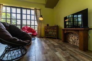 TV a/nebo společenská místnost v ubytování Forest B&B