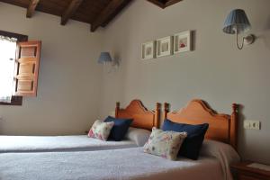 A bed or beds in a room at Casa Rural La Indiana I y II