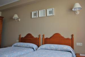 A bed or beds in a room at Casa Rural La Indiana I y II
