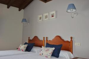 A bed or beds in a room at Casa Rural La Indiana I y II