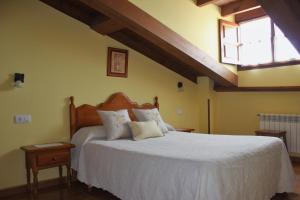 A bed or beds in a room at Casa Rural La Indiana I y II