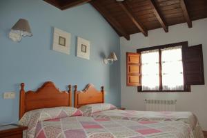 A bed or beds in a room at Casa Rural La Indiana I y II