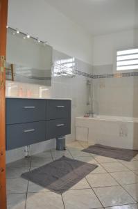 Et badeværelse på Location saisonnière Les Hirondelles - Manapany