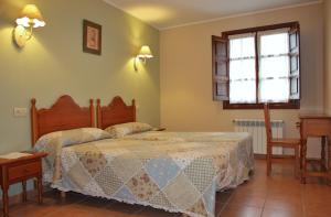 A bed or beds in a room at Casa Rural La Indiana I y II