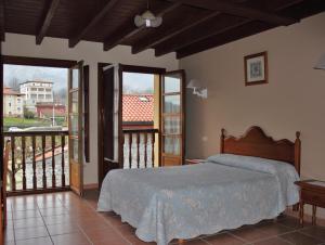 A bed or beds in a room at Casa Rural La Indiana I y II