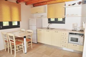 Kuchyň nebo kuchyňský kout v ubytování Kleopatra Villas - Seaside Suites