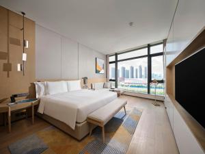 Postel nebo postele na pokoji v ubytování EVEN Hotel Nanjing Yangtze River by IHG