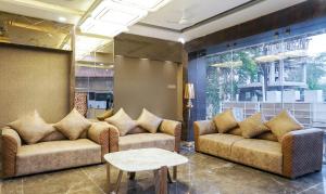 um lobby com dois sofás e uma mesa em Treebo Trend Hotel A1 em Nagpur