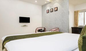 TV a/nebo společenská místnost v ubytování Treebo Hotel A1