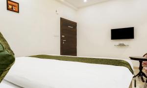TV a/nebo společenská místnost v ubytování Treebo Hotel A1