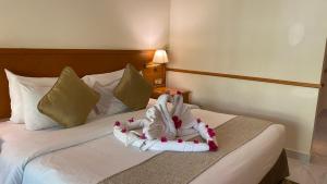 Letto o letti in una camera di Golden Tulip Nizwa Hotel
