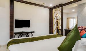 TV a/nebo společenská místnost v ubytování Treebo Hotel A1