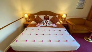 Letto o letti in una camera di Golden Tulip Nizwa Hotel