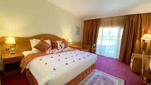 Letto o letti in una camera di Golden Tulip Nizwa Hotel