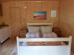 En eller flere senger på et rom på Eidsdal Camping og Feriehus