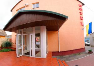 a building with a revolving door in front of it at De Luxe in Khmilnyk