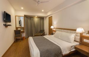 Country Inn Premier Pacific Mall Road Mussoorie客房内的一张或多张床位