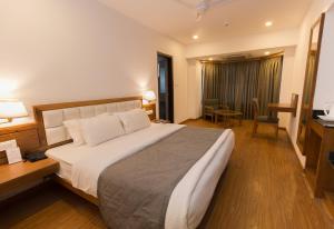 Country Inn Premier Pacific Mall Road Mussoorie客房内的一张或多张床位