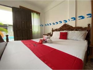 سرير أو أسرّة في غرفة في RedDoorz @ White Castle Beach Resort Iba Zambales