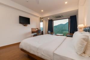 Country Inn Premier Pacific Mall Road Mussoorie客房内的一张或多张床位