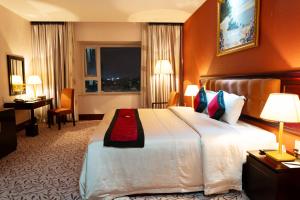 Una cama o camas en una habitación de Sai Gon Dong Ha Hotel
