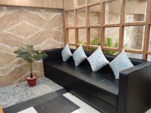 HOTEL CENTRAL SQUARE "A Couple Friendly Hotel"的休息区