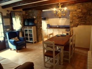 a kitchen and dining room with a table and chairs at Apartamentos Casa Gallan in Sarvisé