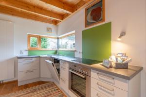 Kuchyň nebo kuchyňský kout v ubytování QB-Ferienhaus + 13 fotografií