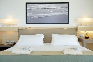 a bedroom with a bed with two towels on it at Capovaticano Resort Thalasso Spa in Capo Vaticano