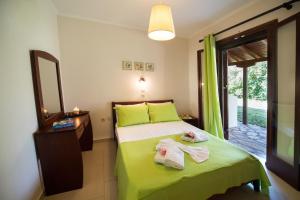 A bed or beds in a room at Villagio Még 37 kép