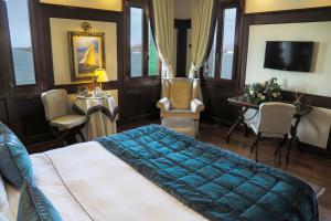Uma televisão e/ou sistema de entretenimento em Hotel Bucintoro