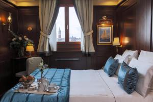 Uma cama ou camas num quarto em Hotel Bucintoro