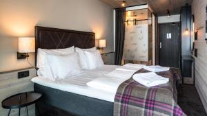 A bed or beds in a room at Langley Hôtel Tignes 2100