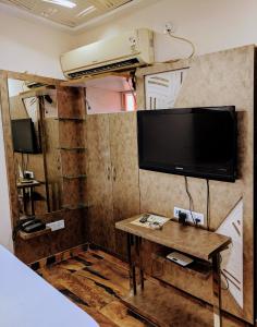 TV a/nebo společenská místnost v ubytování Hotel Shivneri