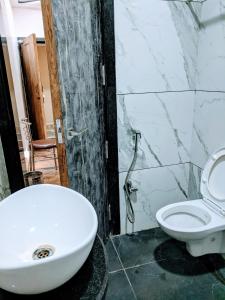 Koupelna v ubytování Hotel Shivneri