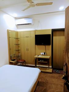 TV a/nebo společenská místnost v ubytování Hotel Shivneri