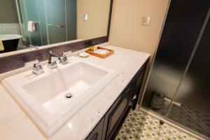 a bathroom with a white sink and a mirror at 朵兒dor韓國汗蒸幕 동대문점 商務旅店 in Taipei