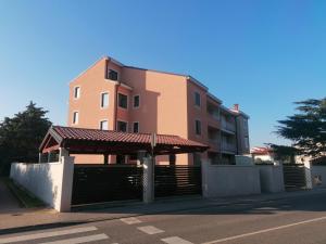 un edificio con cenador junto a una calle en Apartments Centener, en Rovinj