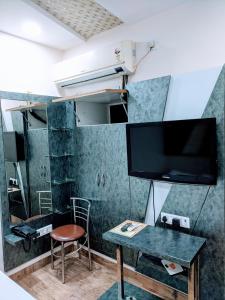 TV a/nebo společenská místnost v ubytování Hotel Shivneri