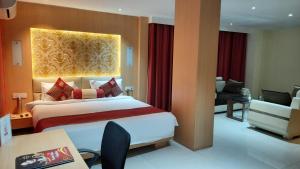 Tempat tidur dalam kamar di THE RED VELVET HOTEL