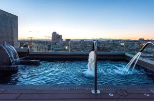 basen na dachu budynku z wodospadami w obiekcie Gran View Apartments w Madrycie