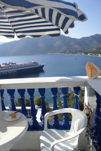 un balcón con un crucero en el agua en Annas Studios, en Livadia