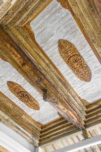 soffitto a cassettoni decorato in oro di Adara Homestay a Banyuwangi