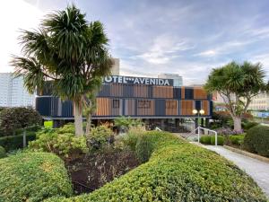 un bâtiment avec un panneau indiquant un pavillon dans l'établissement Hotel Avenida, à La Corogne