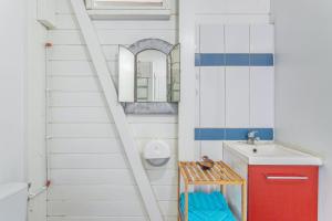 a bathroom with a sink and a mirror at Appartement charmant au Carbet avec vue sur la mer - 50 m² in Le Carbet