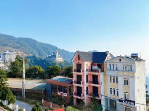 a building sitting on the side of a hill at Gia Hiếu Hotel in Sơn Ðình