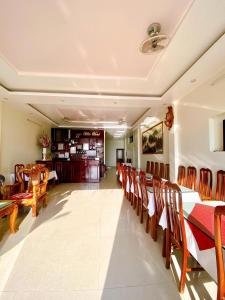 a dining room with a table and chairs at Gia Hiếu Hotel in Sơn Ðình