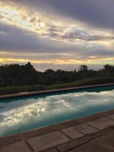 een zwembad met de hemel in de lucht bij Sanlameer - Villa Fornasetti in Southbroom