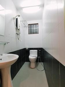 un bagno con un water e un lavandino di HKF Hotel a Kajang Altre 18 foto